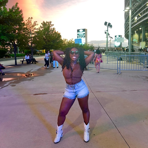 Meet your Posher, Brittany - Picture 4 of 6